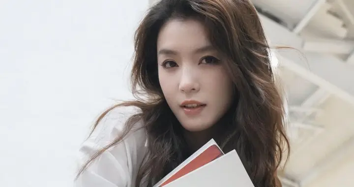 李云霄今日份更新美照，穿白衬衣越素越美，简简单单就超有氛围感