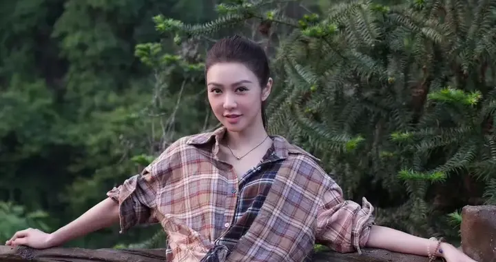 薛凯琪私服穿搭真时髦！格子衬衫+牛仔裤，休闲简约又减龄！