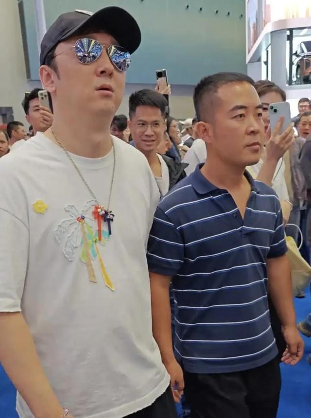 条纹哥10万粉丝大号被封，壬思聪可能就是下一个，两人车站齐亮相