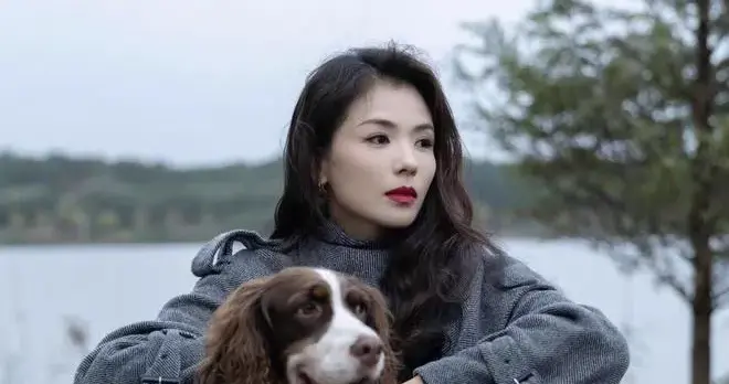 刘涛烫了油画卷真惊艳！穿灰色大衣+长筒靴，简约又高级！