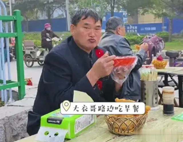 大衣哥商演休息照曝光，坐塑料凳吃盒饭就馒头，稀饭碗直接放地上