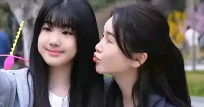 左小青女儿长大了，长的眉清目秀的，但是没有妈妈好看
