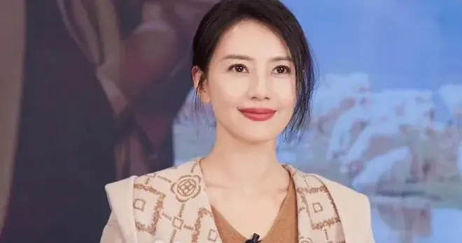 高圆圆的气质真是出挑！穿连帽大衣+长筒靴，高级时髦又洋气！