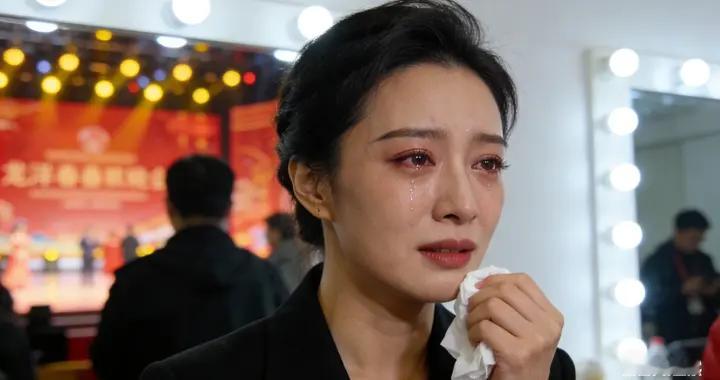 龙洋主持完春晚哭了