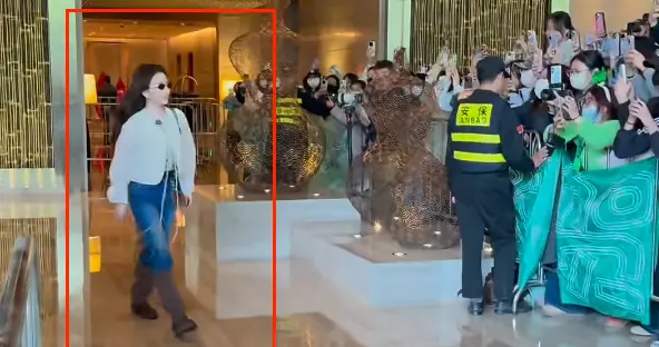 37岁方媛最新生图遭疯传，本人好矮顶多150，打扮很潮没有网红味