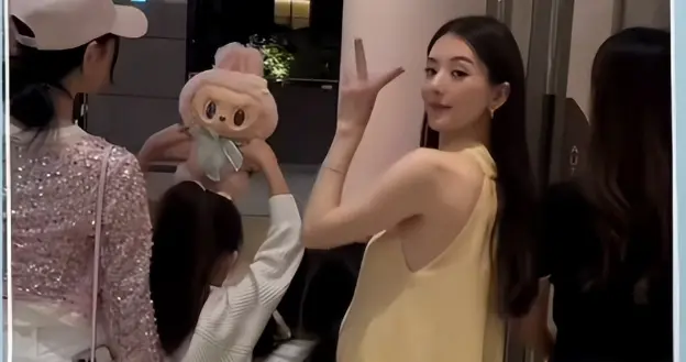 方媛孕晚期备待产包！和闺蜜女儿出行开行比耶，抱女儿不偏心三胎