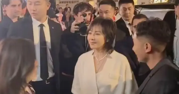 刘嘉玲在上海被偶遇，她59岁了脸还是好圆润，身材也好，像40多岁