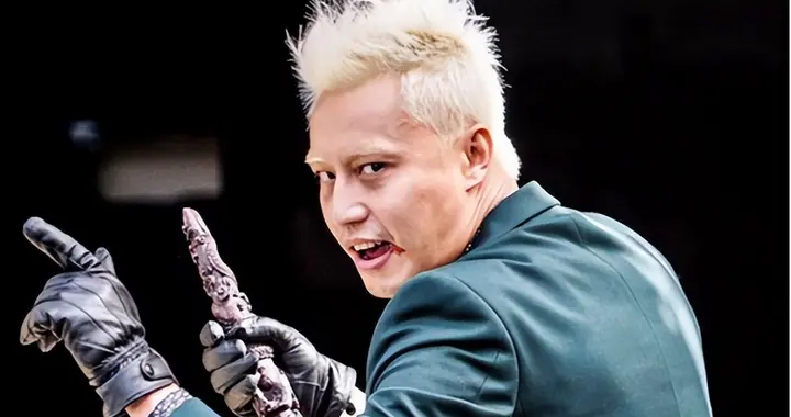 香港知名男星右脸肿到变形忍不住爆粗，曾患三种精神疾病痛不欲生