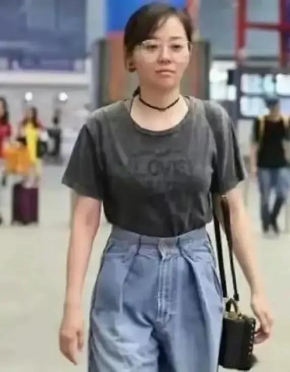 张靓颖素颜被拍，皮肤黝黑无妆感，真和普通人没差别？