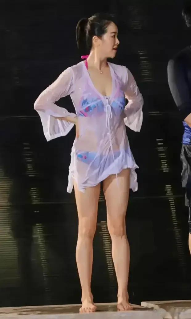 左小青泳池倩影引热议：她的成功，岂止靠男人？实力说话！