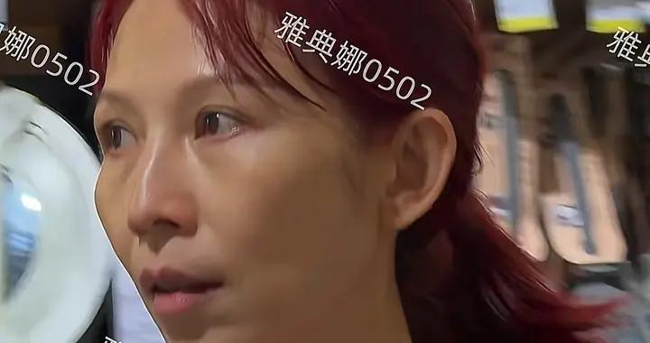 蔡少芬穿T恤逛街接地气，但她素颜脸色蜡黄气色不佳，年龄感略重!