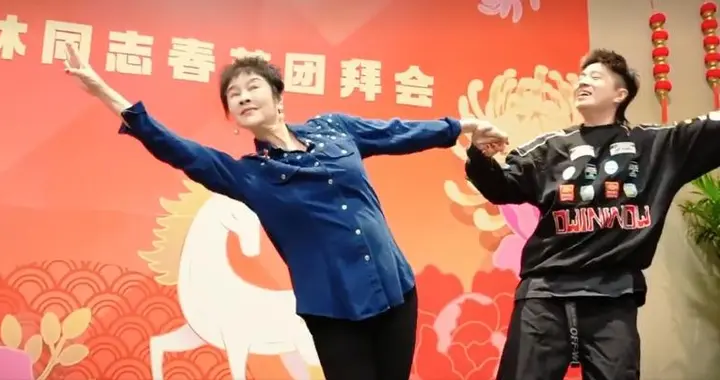 71岁梁丹妮整到认不出，打底裤外穿露腰翻跟头热舞，冯远征被牵连