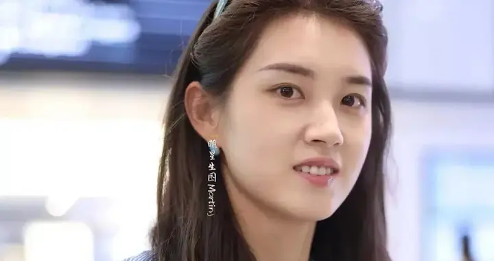 好喜欢她这种脸型，胖嘟嘟的好有福气，笑容真美，一脸旺夫相