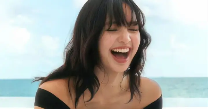 Lisa萝莉岛演唱会视角曝光，她被曝曾在岛上，伺候权贵和资本大佬