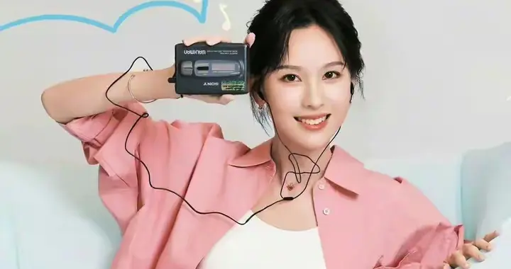 迪丽热巴与陈都灵，两种清纯质感的碰撞，你喜欢谁？