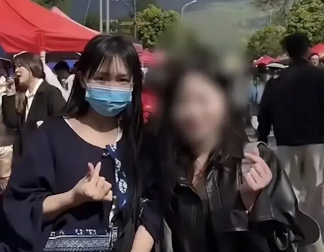 李子柒现大理逛地摊，穿民族风长裙仙气十足，人群中美的太出众