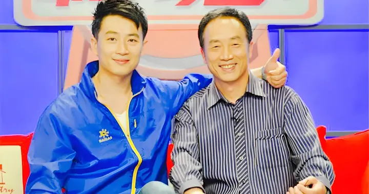 原来他们爷俩是父子！戏里戏外保持距离，如今儿子终于继承父业