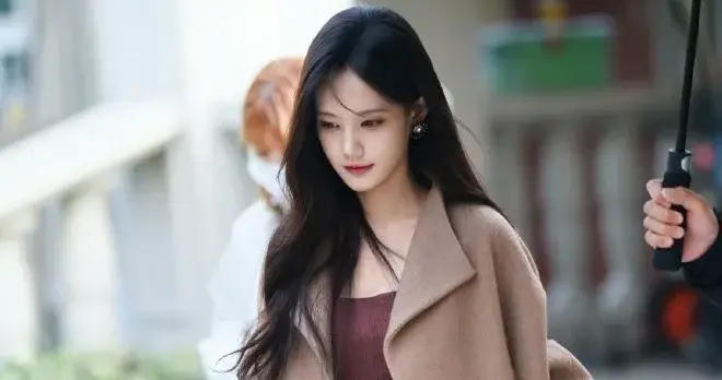 李一桐会穿是数一数二的！驼色短大衣+抹胸裙，高级又洋气！