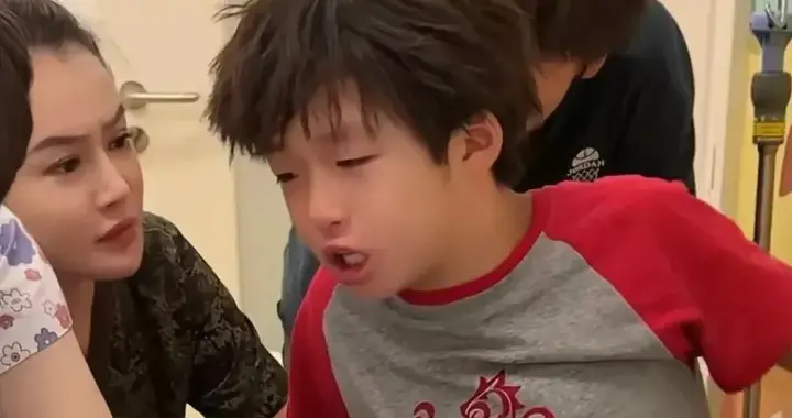 冉莹颖儿子脚流血进医院，12岁皓皓大哭，怕不能去美国练篮球