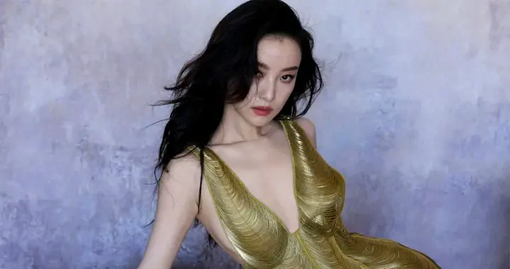 倪妮 for LANCOME，今日活动造型 ?深金色长裙太美太惊艳