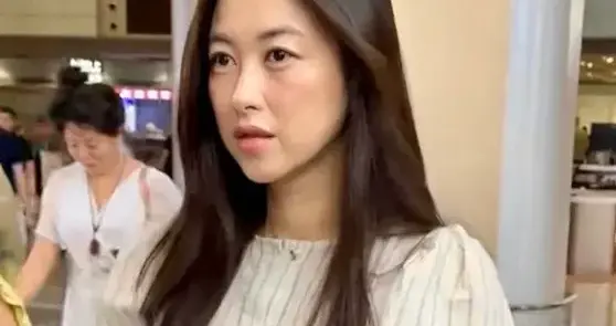 女明星朱珠机场素颜照曝光 素颜生图状态满分 成熟又韵味 美得冒泡