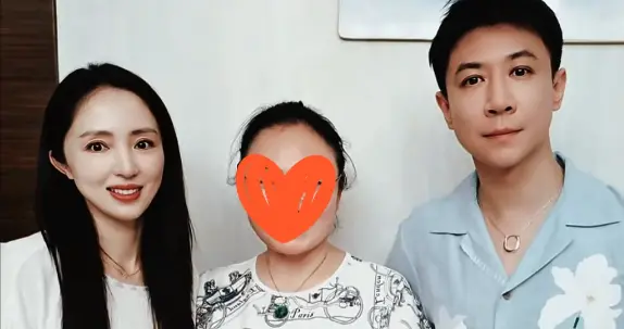 董璇一家三亚过小年！和小酒窝逛街吃海鲜大餐，小腹隆起疑怀二胎