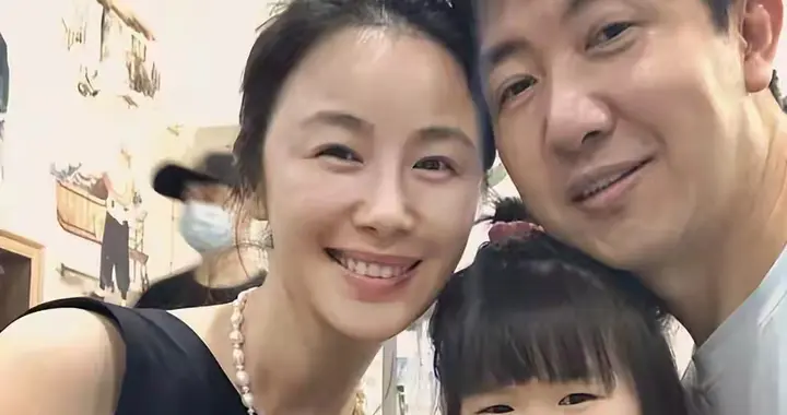 放弃主持事业，嫁大15岁“软饭男”，如今才明白她的选择有多明