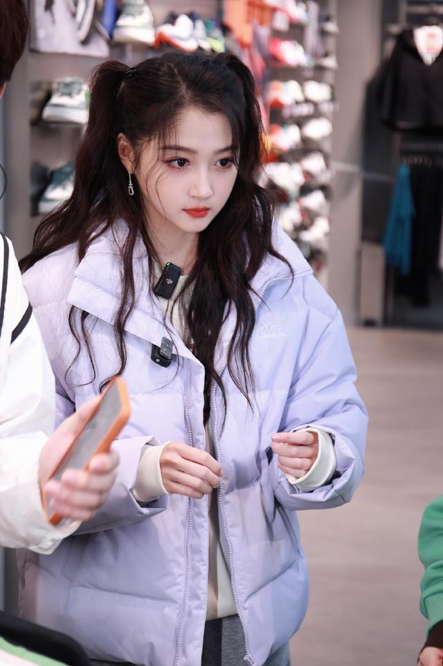 护肤 关晓彤卷发双马尾VS王鸥的小卷发，一个元气少女，一个轻熟俏皮！