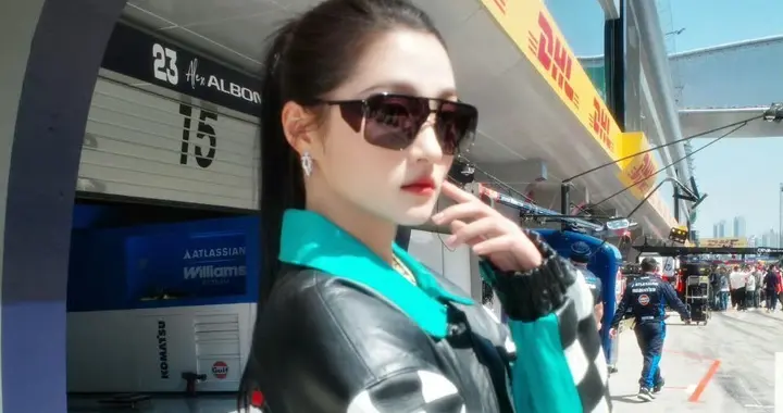 关晓彤，酷妞街头趴，墨镜一戴，霸气侧漏！美极了