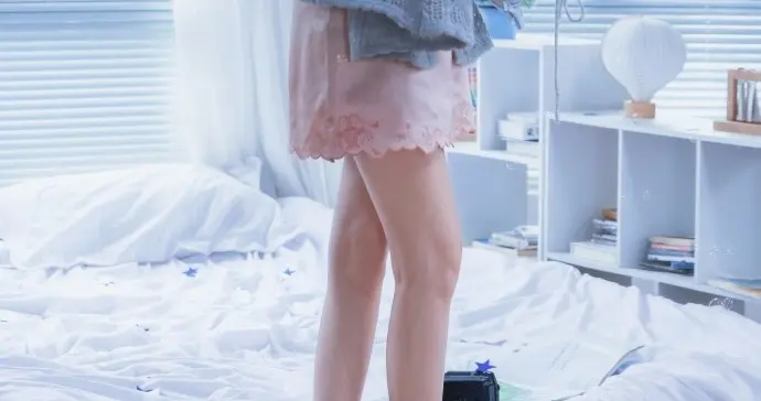 陈卓璇居家氛围感写真，腿嫩的发光