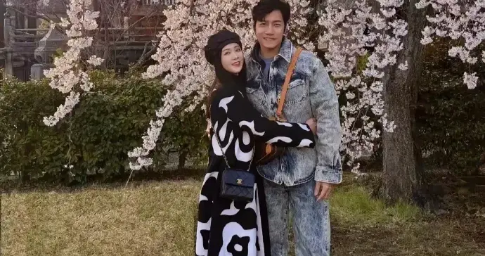 陈乔恩和老公艾伦在日本长野看樱花庆祝4周年结婚纪念日。