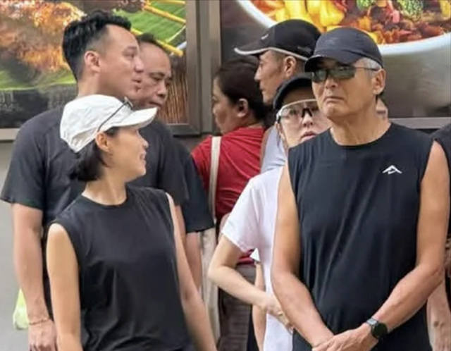 55岁彭羚随周润发跑步，身材匀称无赘肉，周润发车旁更衣无惧围观