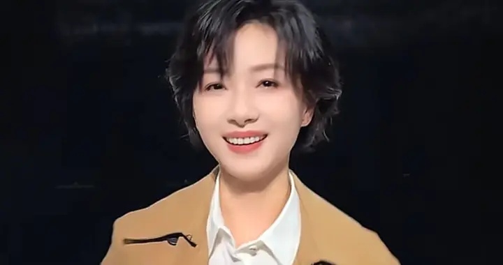 43岁万茜最新穿搭：白衬衫+大衣+阔腿裤，高级又洋气，美出新高度