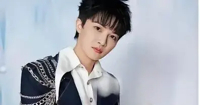 周深5600元发红包，撕开娱乐圈虚伪假面