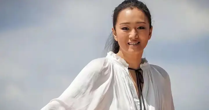 章小蕙去逛故宫穿得真时髦：衬衫+半身裙+穆勒鞋，63岁美出新高度