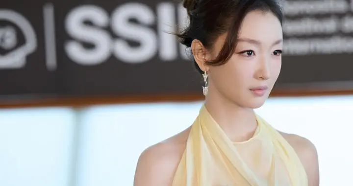 周冬雨电影节造型，拼接挂脖上衣搭黑色阔腿裤，美出新高度