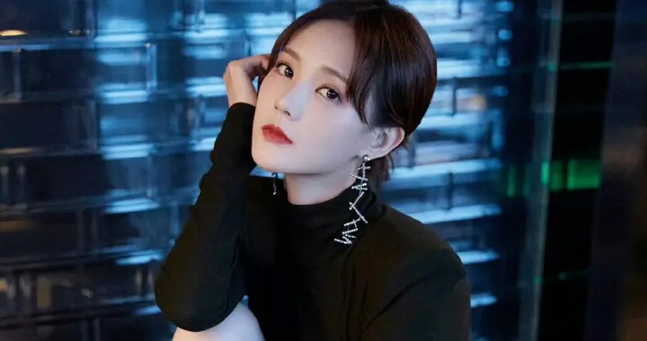 李一桐黑裙开衩到腰？大长腿滑出屏幕，网友：这身材真实存在？