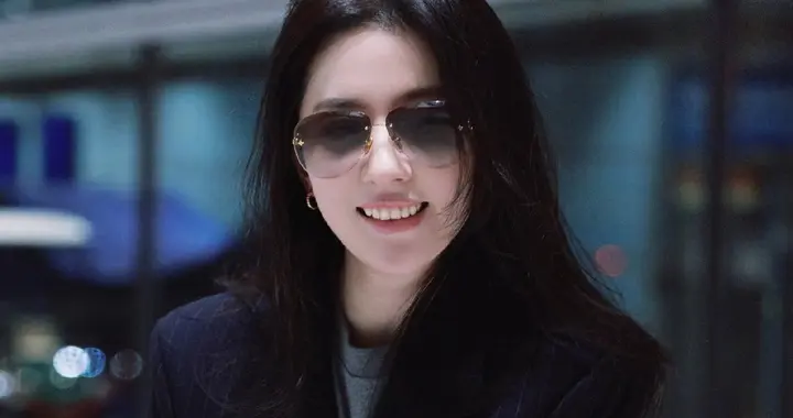 刘亦菲启程巴黎LV大秀，西装外套搭配阔腿牛仔裤，随性潇洒