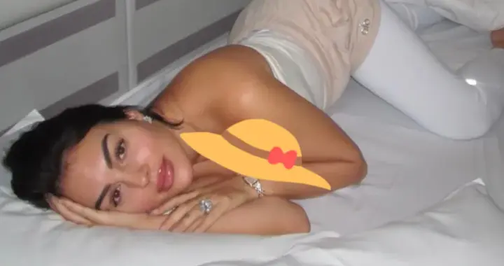 乔治娜又炫富，alo限量包上挂着labubu，她躺在私人飞机的大床上