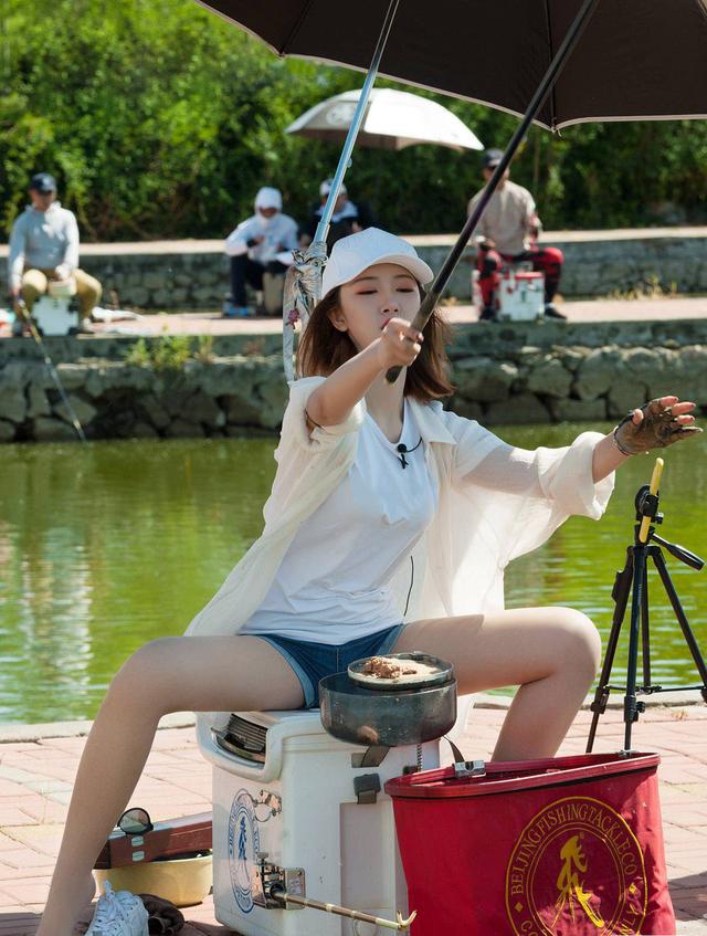 |越来越多的女人喜欢钓鱼了（多图）