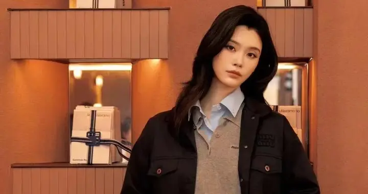 奚梦瑶当妈后状态越发年轻！藏蓝夹克+衬衫+短裙，时髦减龄又高级