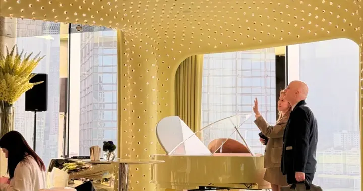 43岁徐子淇香港被偶遇，视察旗下产业，穿套装状态好又高又美