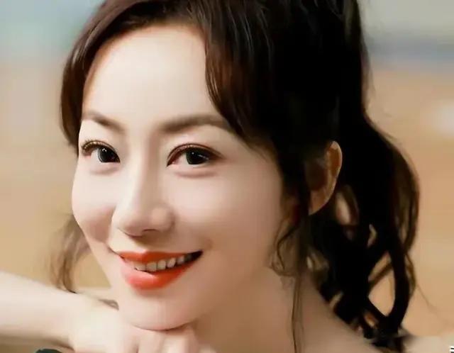 韩雪与大19岁老公聚餐被拍，网友评价：嫁个老头有什么好炫耀的？