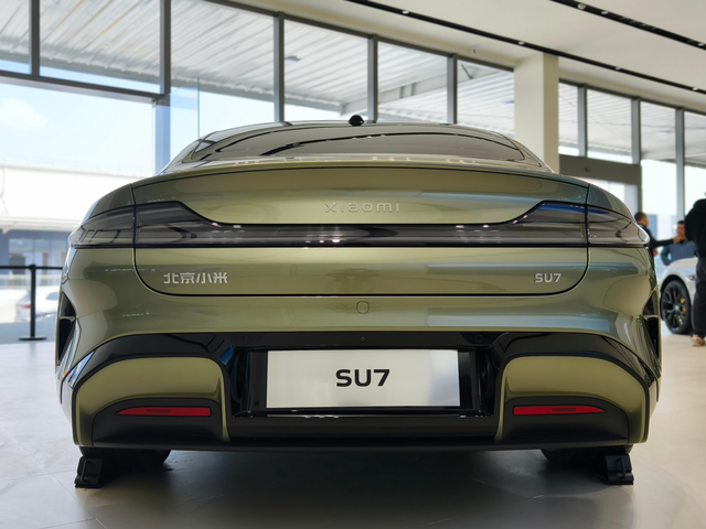 雷军：为什么把 SU7 车标，从“北京小米”改成“小米”？