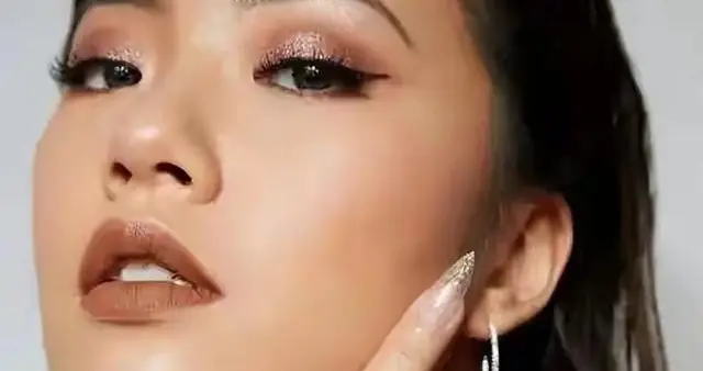 戏中土气丑陋，戏外却显优雅，33岁王菊展示了什么叫风格大变样！