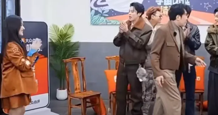 沈月到王鹤棣爸爸烧烤店，大口吃烧烤直夸很Q弹，棣爸爸一脸开心