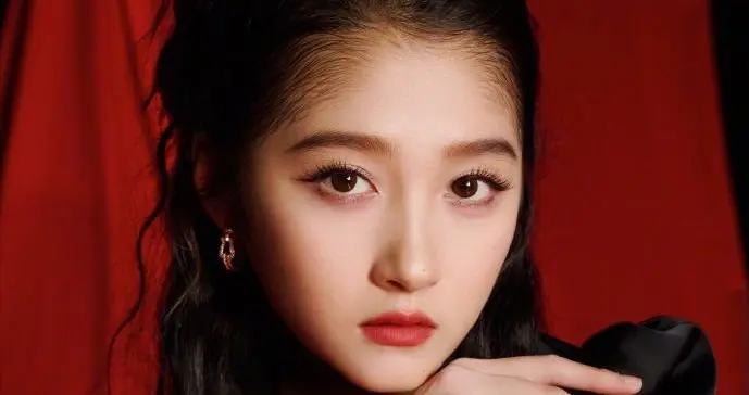 高跟鞋女神-关晓彤，好爱红细跟，太有氛围感了！