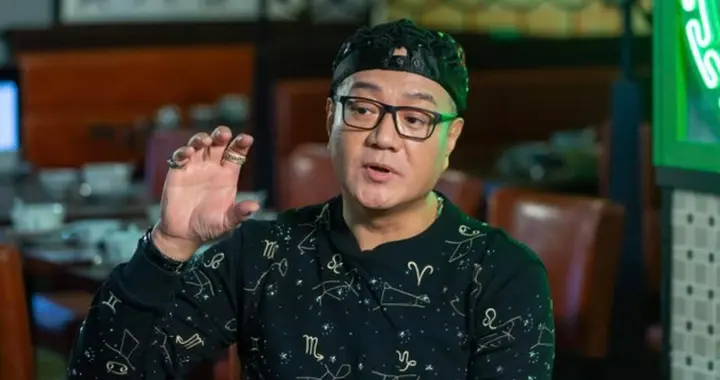 TVB金牌绿叶当众批评高层被离巢，接酒席献唱现场狂收红包