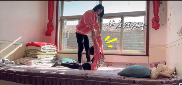 左小青|45岁左小青在老家过元宵节，和女儿同框画面很温馨，亲手做大餐