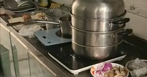 演员王东近况曝光：一家5口挤小烂房，21岁大儿子在家赤裸，有病